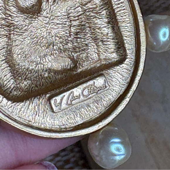 Vintage Ann Hand June 1997 Washington Opera  Winged Lion Gold Tone Pearl Brooch - Picture 4 of 9